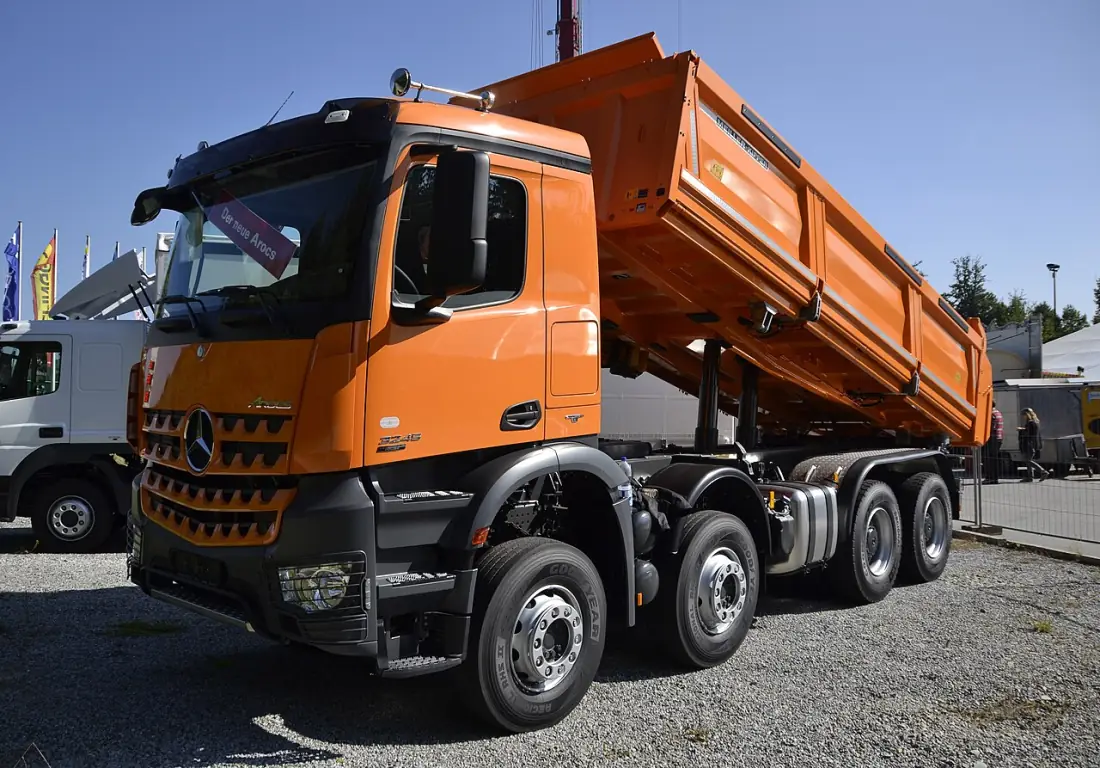 Екскаватор і самоскид з оператором